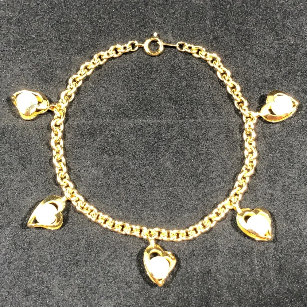 BRACELET - GOLD-TONE CHAIN WITH 5 HEARTS EACH HOLDING A FAUX PEARL - Picture 3 of 10